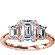 Anillo de compromiso de diamantes con tres piedras secundarias en forma trapezoide en oro rosado de 18 k (1/2 qt. total)
